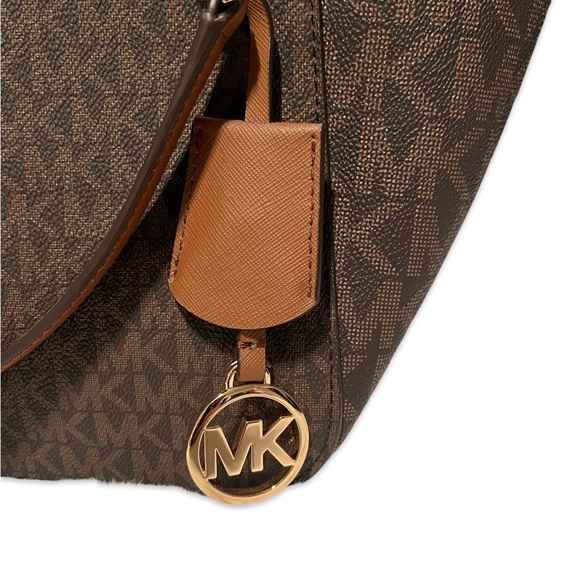 Beautiful Michael Kors Jet Set Tote - Picture 4 of 8